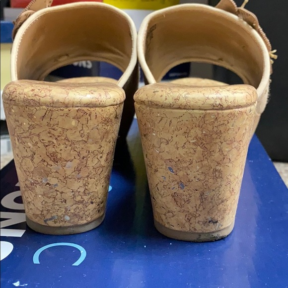 Jaclyn Smith Slip ons open toe tan 3” heels size 8 - Picture 8 of 12